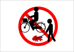 自転車およびペット連れの通行はご遠慮下さいの貼り紙画像3